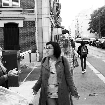 Black and white street photography of the french street photographer David Décamps representing a woman who seems powerless in Paris.
