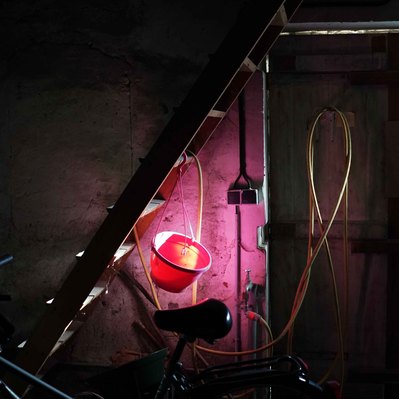 Street photography in colors of the french street photographer David Décamps representing a pink buckle in a garage.