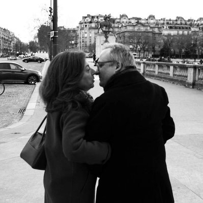 Black and white street photography of the french street photographer David Décamps representing an old couple about to kiss in Paris.