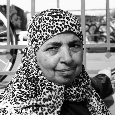 Black and white street photography of the french street photographer David Décamps representing the portrait of a veiled woman in Paris.