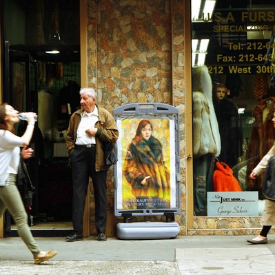 Street photography in colors of  the french street photographer David Décamps representing some people drinking, walking and starring in New York City, USA.