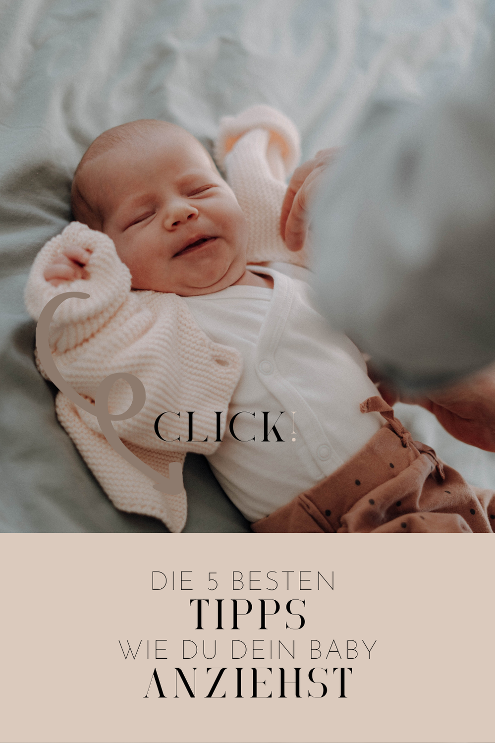 Neugeborenes Baby wird angezogen und lächelt.