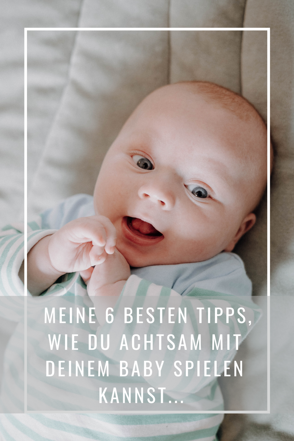 Baby schaut mit gefalteten Händen unterm Kinn und offenem Mund fröhlich zur Mama