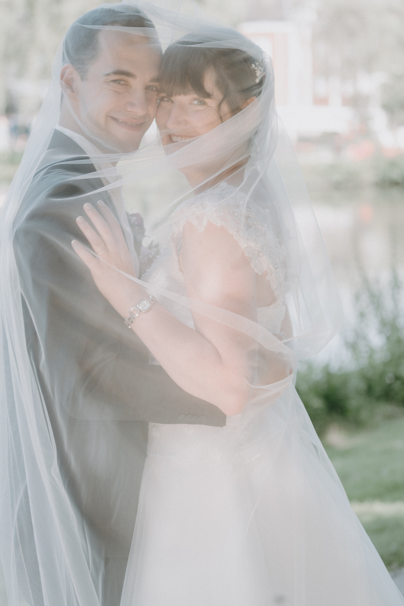 Hochzeitspaar unter Schleier fotografiert. Natürliche Hochzeitsfotos in Kiel und Umgebung.