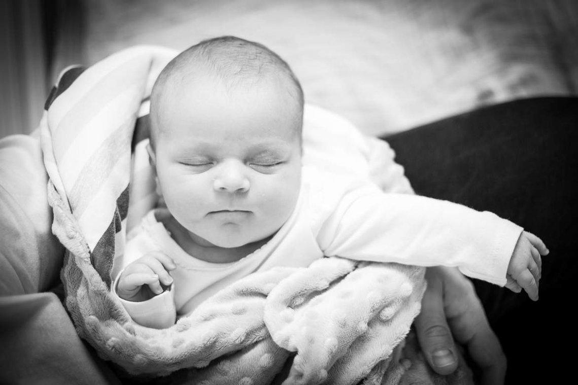 Schlafendes Baby auf dem Arm.