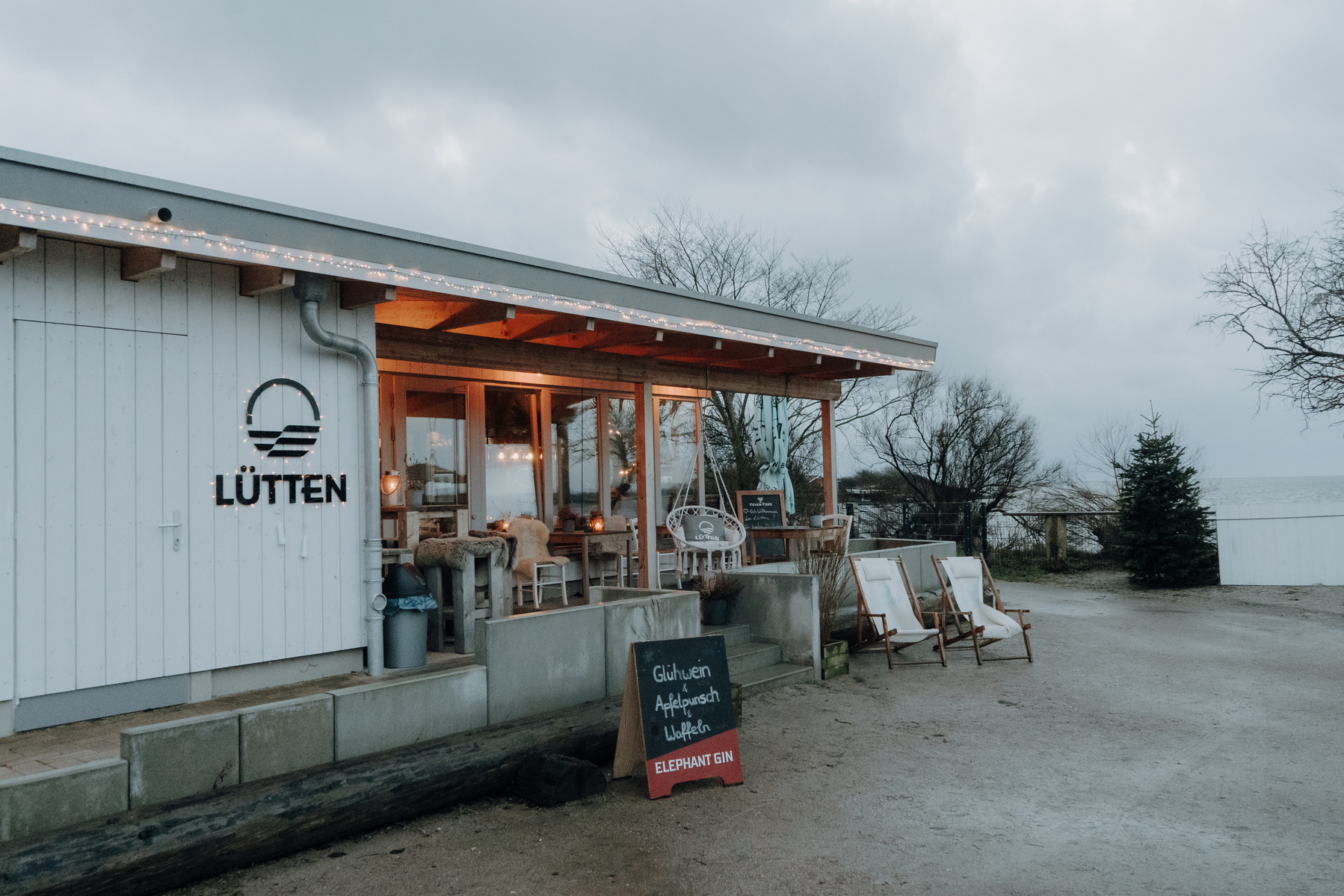 Außenansicht des Cafés "Lütten" auf Fehmarn.