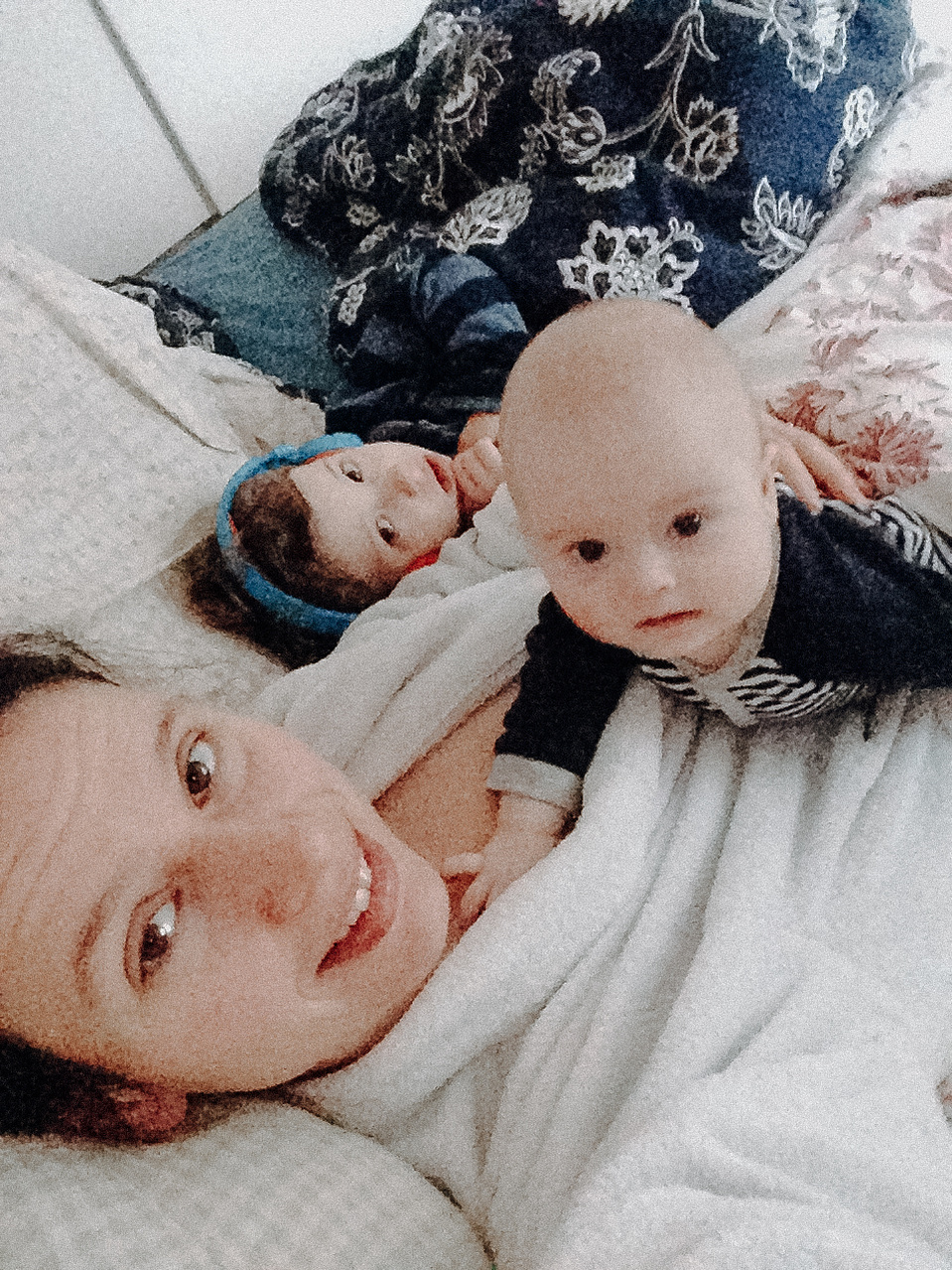Selbstportrait von einer jungen Mama mit zwei Kindern.