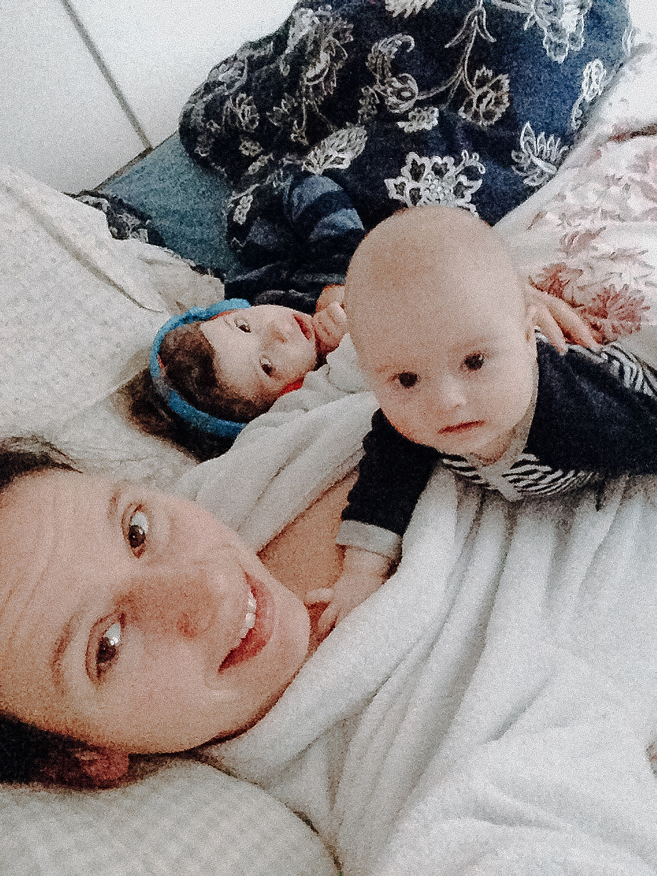 Selbstportrait von einer jungen Mama mit zwei Kindern.