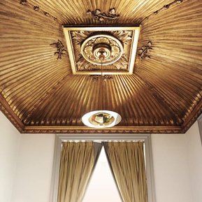 Nahaufnahme von einer goldenen Zimmerdecke aufgenommen auf einer Hochzeit.