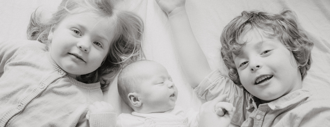 Das Neugeborene mit den Geschwistern in natürlicher Umgebung fotografiert. Katharina Rose, MIRA NOVA ROSE