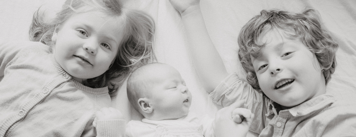 Das Neugeborene mit den Geschwistern in natürlicher Umgebung fotografiert. Katharina Rose, MIRA NOVA ROSE