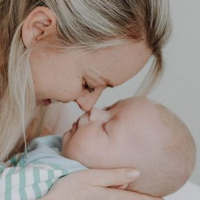 Mutter und Baby haben einen Nasenkuss.