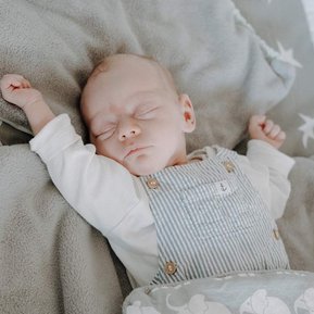 Neugeborenes Baby schläft selig.