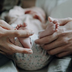 Nahaufnahme von Babyfüßen.