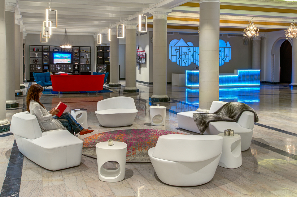 Very spacious contemporary style entry area of an apartment building in downtown Chicago