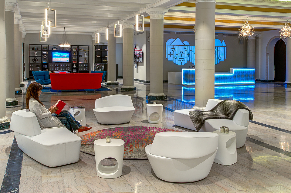 Very spacious contemporary style entry area of an apartment building in downtown Chicago
