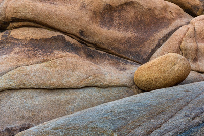 Balancing rock at Joshua Tree National Park in California 