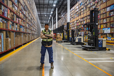 Efficient and reliable service team member inside a large logistics operation