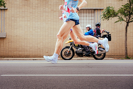 Runners along 2022 Chicago Marathon route in Chicago, USA.