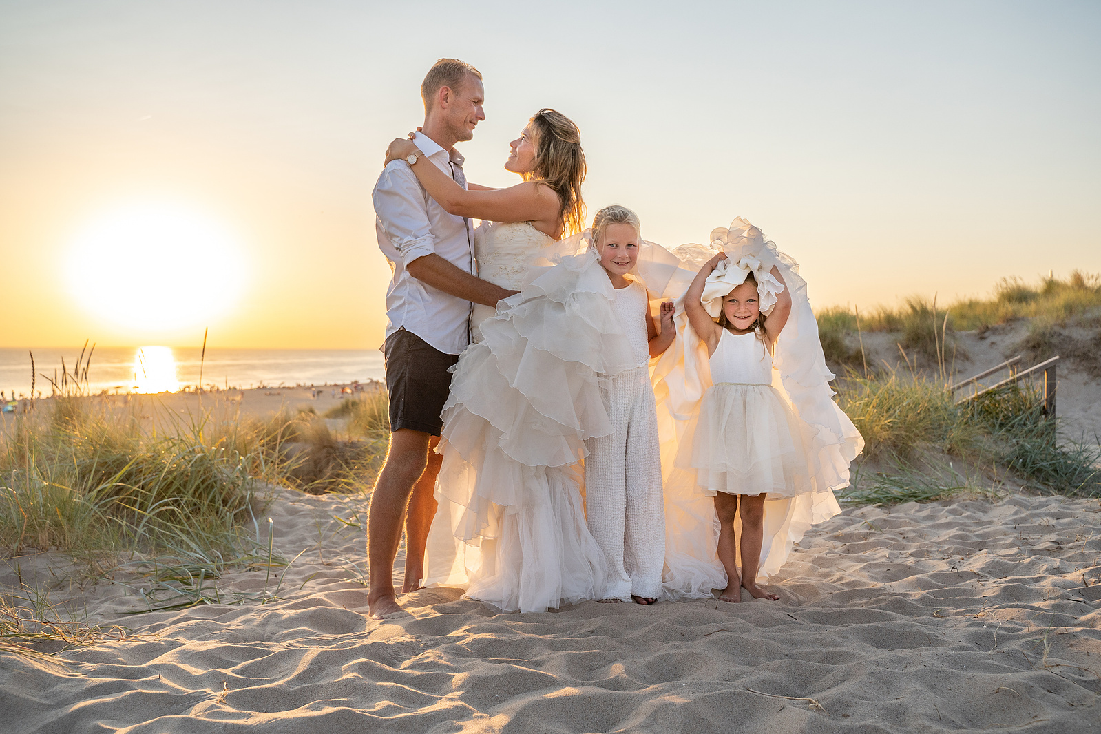 ben je verloofd? En op zoek naar een Trouwfotograaf die jou op je gemak stelt? En onzichtbaar foto's kan maken van jouw bruiloft? Boek dan Maxime uit Sliedrecht en omgeving Drechtsteden voor prachtige bruidsfoto's