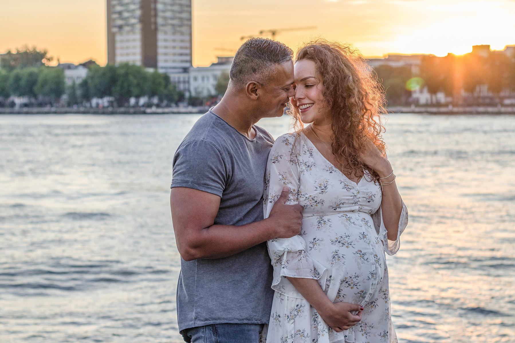 Zwangerschapsfotograaf Maxime Haak van MaxGraphy maakt foto's op verschillende buitenlocaties in Sliedrecht, Papendrecht, Dordrecht, Ridderkerk, Rotterdam en zo veel meer in Zuid-Holland en omgeving Drechtsteden.