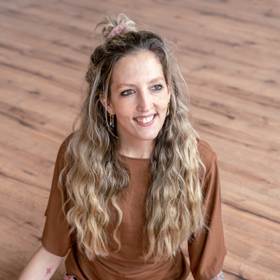 Content Fotograaf Maxime legt goed de sfeer vast en maakt niet al te standaard repertoire. Geen fotograaf die standaard trouwfoto's maakt, maar mooie foto's zonder dat er voor geposeerd hoeft te worden. 