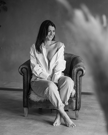 Boudoir Fotograaf Sliedrecht Maxime maakt krachtige foto's, is enthousiast en stelt je op je gemak. Bied verschillende locaties.