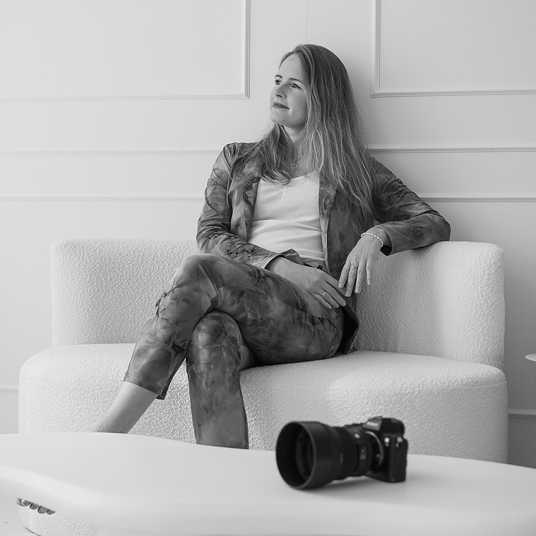 Fotograaf en Videograaf Maxime Haak van MaxGraphy uit Sliedrecht stelt je op je gemak, geeft je locatie tips en begeleid je van A tot Z in de fotoshoot. 
