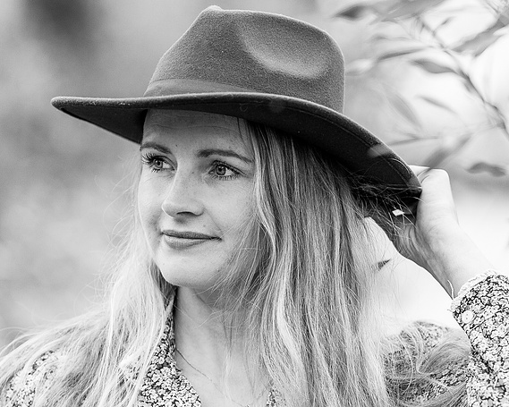 Boudoir Fotograaf Sliedrecht en omgeving Drechtsteden maakt vrouwelijke portretten, voor business en privé. MaxGraphy is een professionele fotografe met goede reviews op Google. Maxime Haak is enthousiast, passievol en duidelijk in de communicatie.