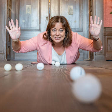 Slimme fotograaf Maxime maakt website foto's en social media content. Als expert in bedrijfsfotografie creëert ze beelden die jouw merk en boodschap perfect vertalen naar visuele kracht, van portretten en teamfoto’s tot product- en interieurfotografie.