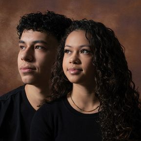 Generatie portret wordt bij je thuis gemaakt, met een mobiele fotostudio. Kies voor een zwarte achtergrond, wit of bronzen achtergrond. Ook geschikt voor kinderportret of gezinsportret of de hele familie