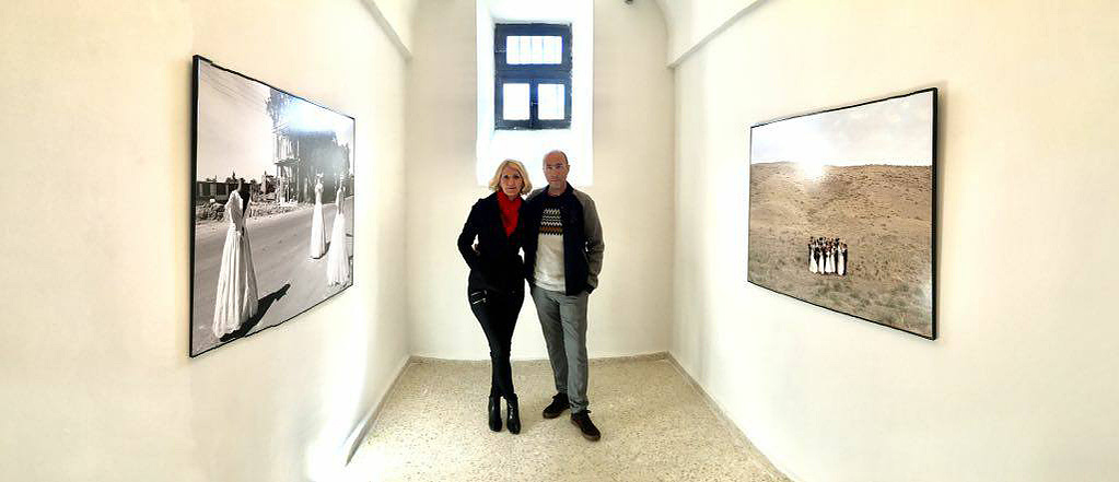 Zara Fernández de Moya y Santiago Olmo, comisarios de la exposición Miradas Paralelas. Irán-España: fotógrafas en el espejo en La Cárcel de Segovia