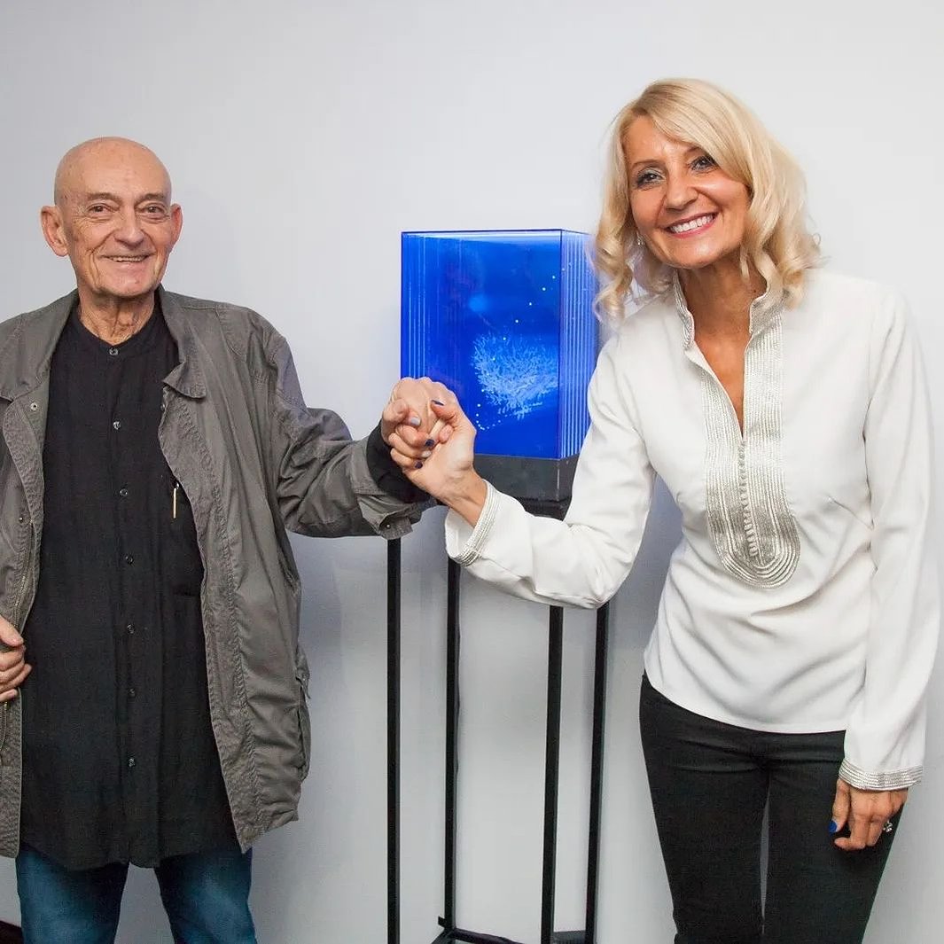 Exposición "Cajas luminosas" de Diego Moya, comisariada por Zara Fernández de Moya, en la Galería Luis Burgos de Madrid