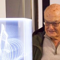 Exposición "Cajas luminosas" de Diego Moya, comisariada por Zara Fernández de Moya, en la Galería Luis Burgos de Madrid