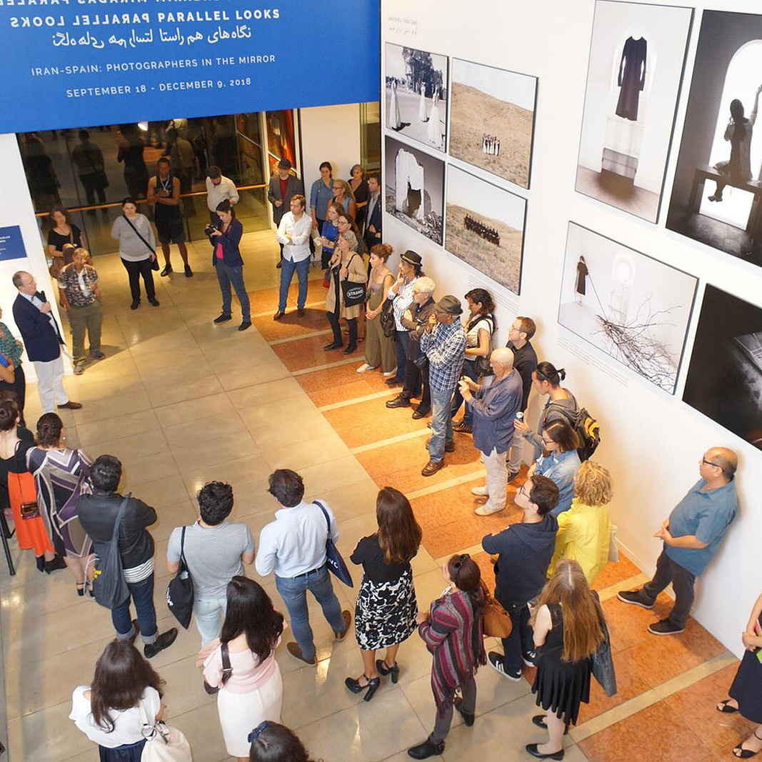 Zara Fernández de Moya y Santiago Olmo, comisarios de la exposición Miradas Paralelas. Irán-España: fotógrafas en el espejo en el King Juan Carlos Center. Nueva York