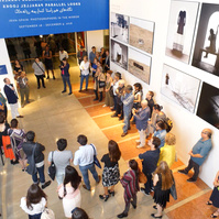 Zara Fernández de Moya y Santiago Olmo, comisarios de la exposición Miradas Paralelas. Irán-España: fotógrafas en el espejo en el King Juan Carlos Center. Nueva York