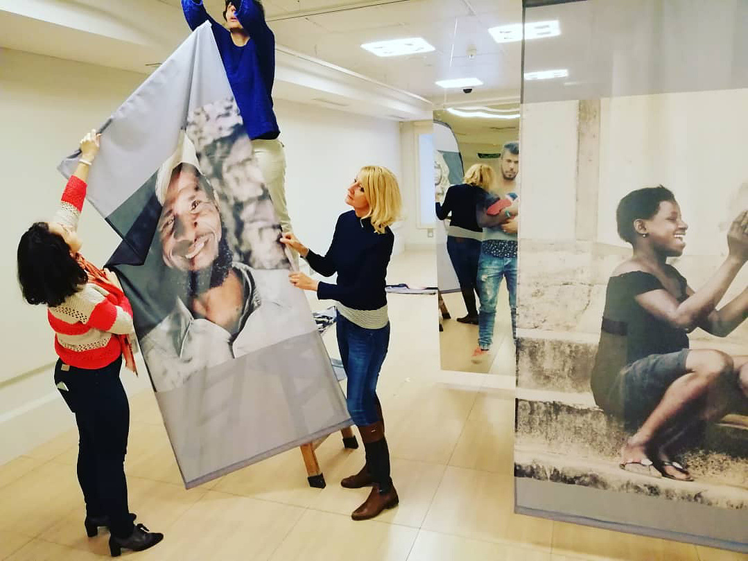 Exposición Apátridas: El laberinto de los invisibles, comisariada por Zara Fernández de Moya en Casa Árabe Madrid