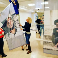 Exposición Apátridas: El laberinto de los invisibles, comisariada por Zara Fernández de Moya en Casa Árabe Madrid
