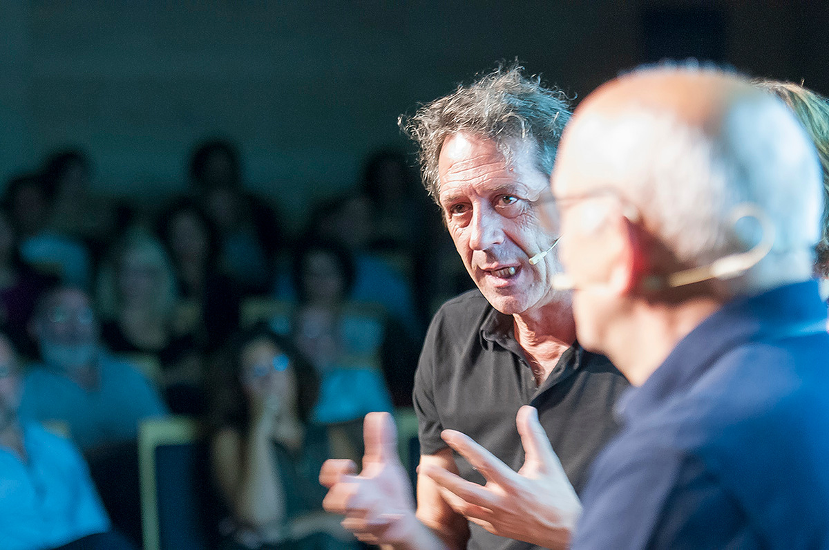 Momento del homenaje a José Luis Sampedro en el Espacio de Fundación Telefónica, organizado por Zara Fernández de Moya y José Manuel Lucía.
