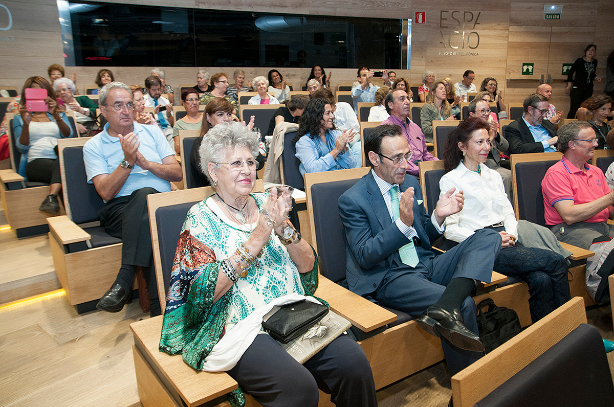 Momento del homenaje a José Luis Sampedro en el Espacio de Fundación Telefónica, organizado por Zara Fernández de Moya y José Manuel Lucía.