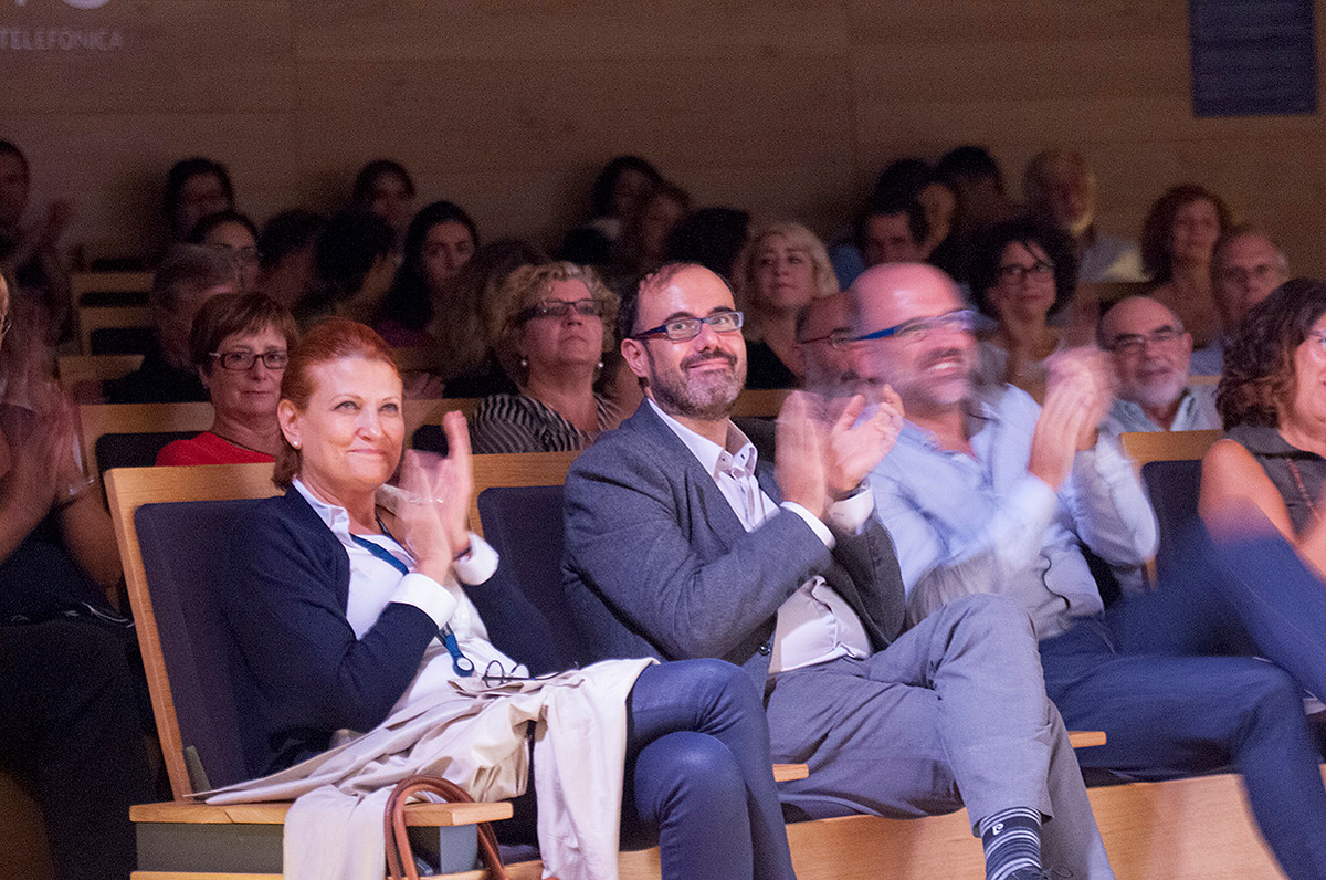 Momento del homenaje a José Luis Sampedro en el Espacio de Fundación Telefónica, organizado por Zara Fernández de Moya y José Manuel Lucía.