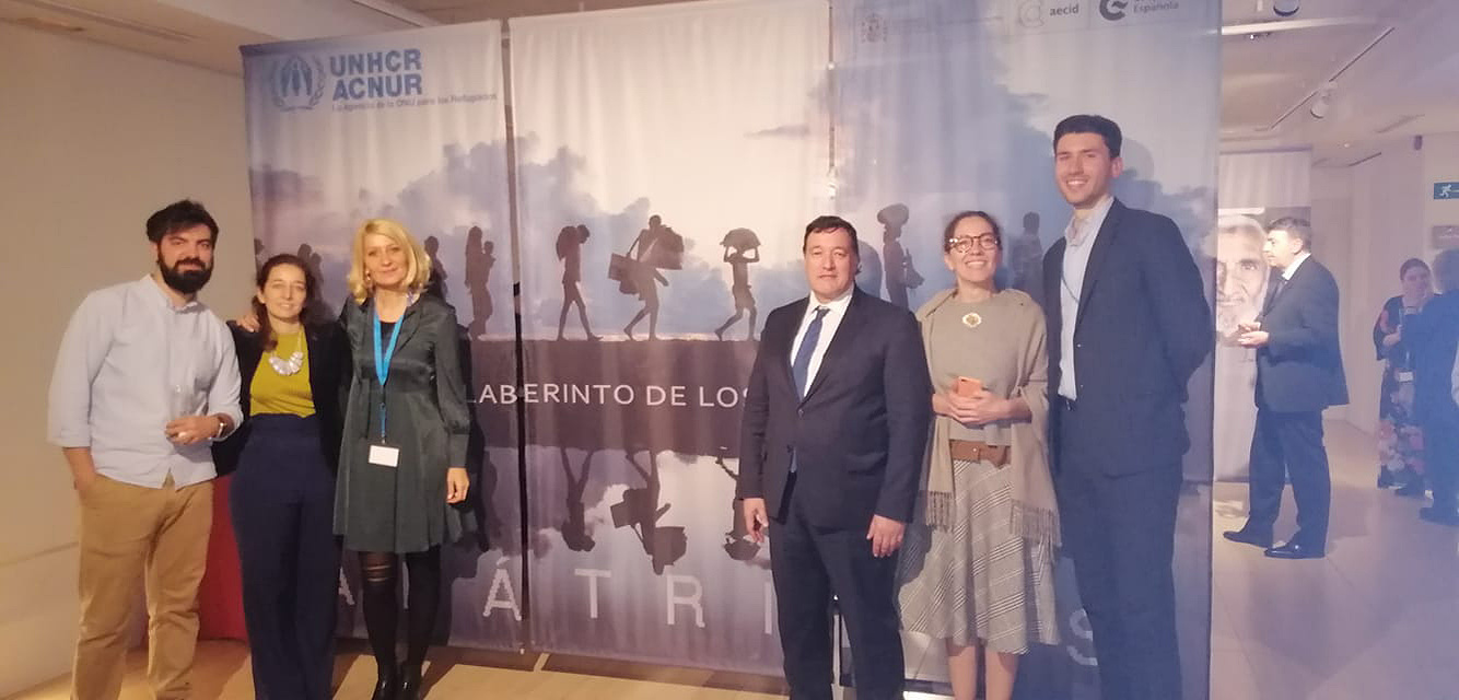 Exposición Apátridas: El laberinto de los invisibles, comisariada por Zara Fernández de Moya en Casa Árabe Madrid