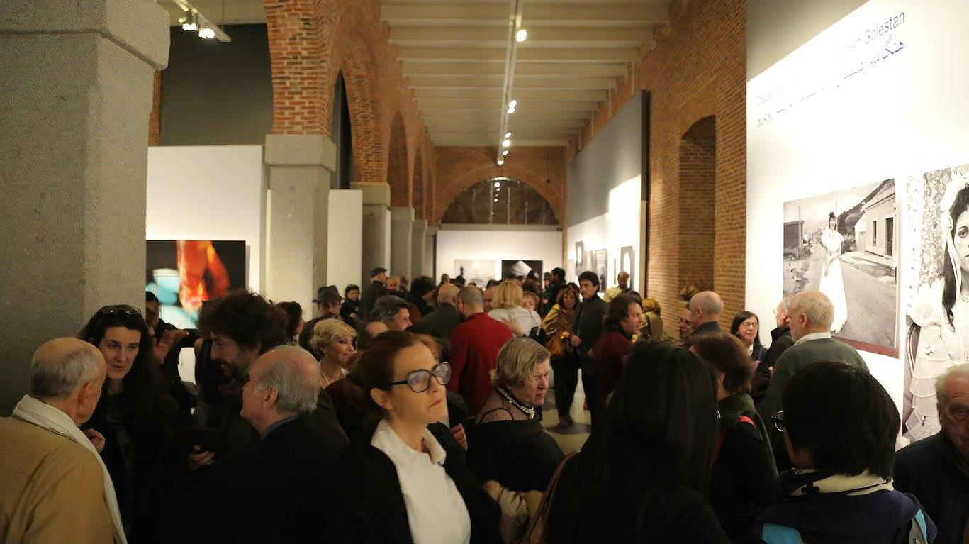 Zara Fernández de Moya y Santiago Olmo, comisarios de la exposición Miradas Paralelas. Irán-España: fotógrafas en el espejo en el Centro Cultural Conde Duque de Madrid
