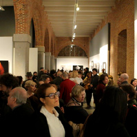 Zara Fernández de Moya y Santiago Olmo, comisarios de la exposición Miradas Paralelas. Irán-España: fotógrafas en el espejo en el Centro Cultural Conde Duque de Madrid