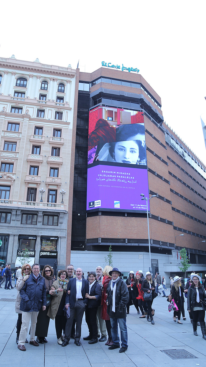 Zara Fernández de Moya y Santiago Olmo, comisarios de la exposición Miradas Paralelas. Irán-España: fotógrafas en el espejo en el Centro Cultural Conde Duque de Madrid