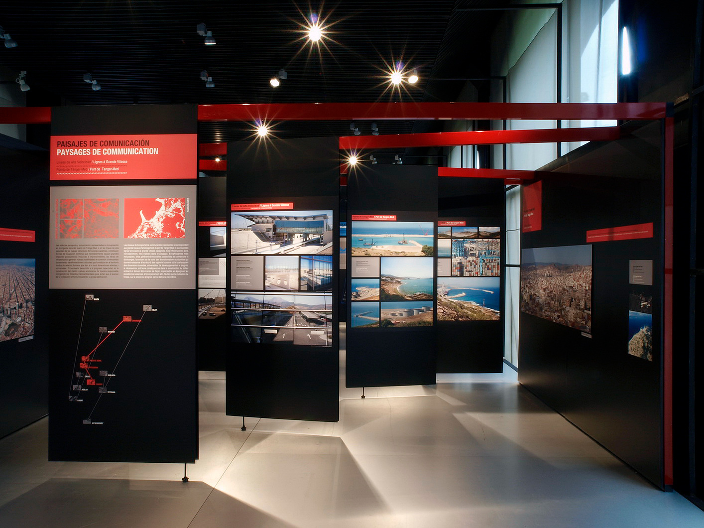 Exposición Yusur-Puentes: Paisaje y arquitectura en Marruecos y España, que formó parte del programa cultural de la Presidencia española de la Unión Europea