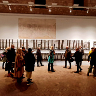 Exposición La Acera, de Asghar Farhadi, en la Alhóndiga de Segovia, comisariada por Zara Fernández de Moya