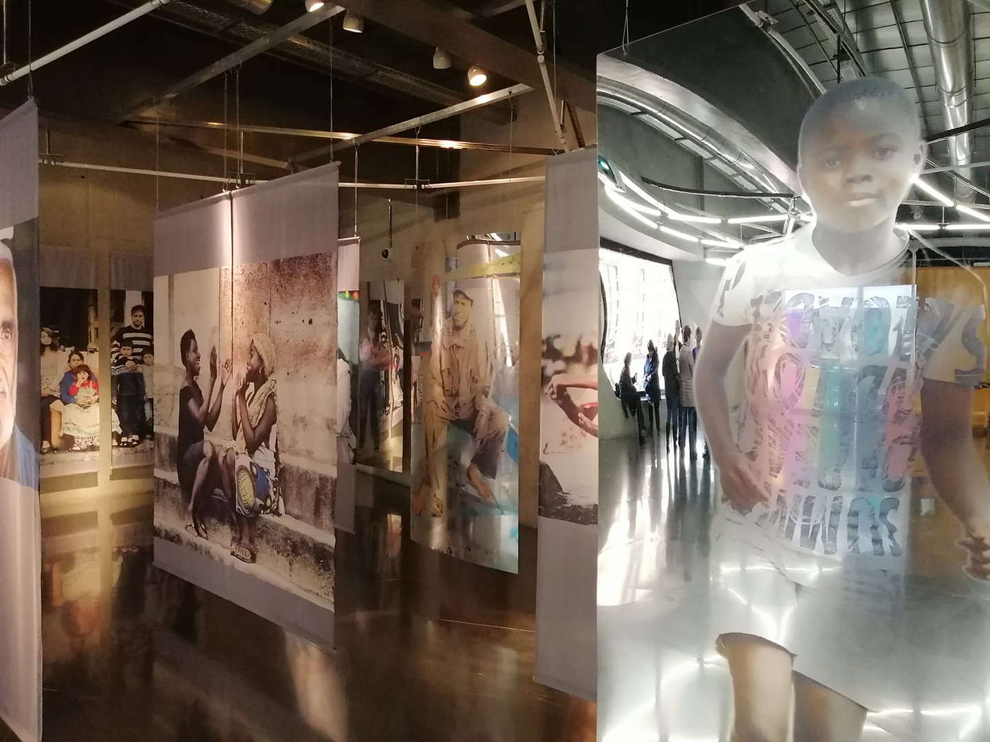 Exposición Apátridas: El laberinto de los invisibles, comisariada por Zara Fernández de Moya en Caixa Forum Madrid