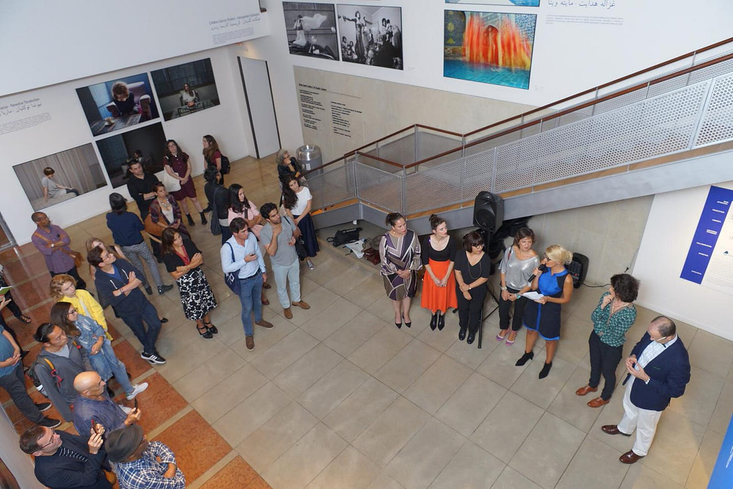 Zara Fernández de Moya y Santiago Olmo, comisarios de la exposición Miradas Paralelas. Irán-España: fotógrafas en el espejo en el King Juan Carlos Center. Nueva York
