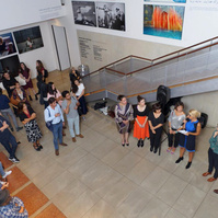 Zara Fernández de Moya y Santiago Olmo, comisarios de la exposición Miradas Paralelas. Irán-España: fotógrafas en el espejo en el King Juan Carlos Center. Nueva York